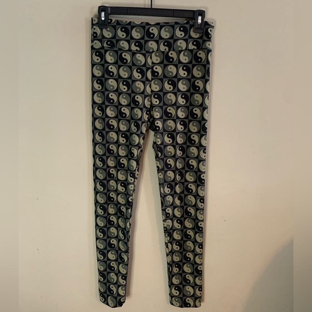 No Boundaries Black and Gray Peace Print Leggings